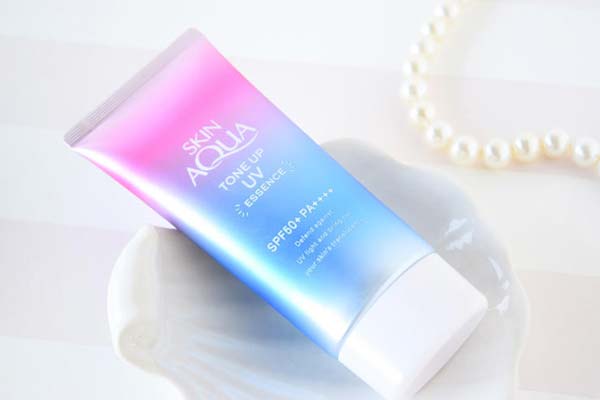 Da mụn nên dùng kem chống nắng nào – Skin Aqua Tone Up UV Essence