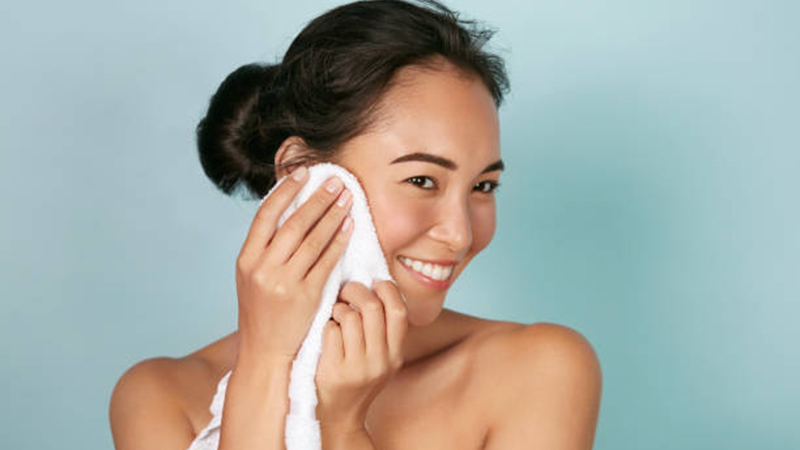 Lau mặt bằng khăn tắm tạo điều kiện cho vi khuẩn tấn công làn da