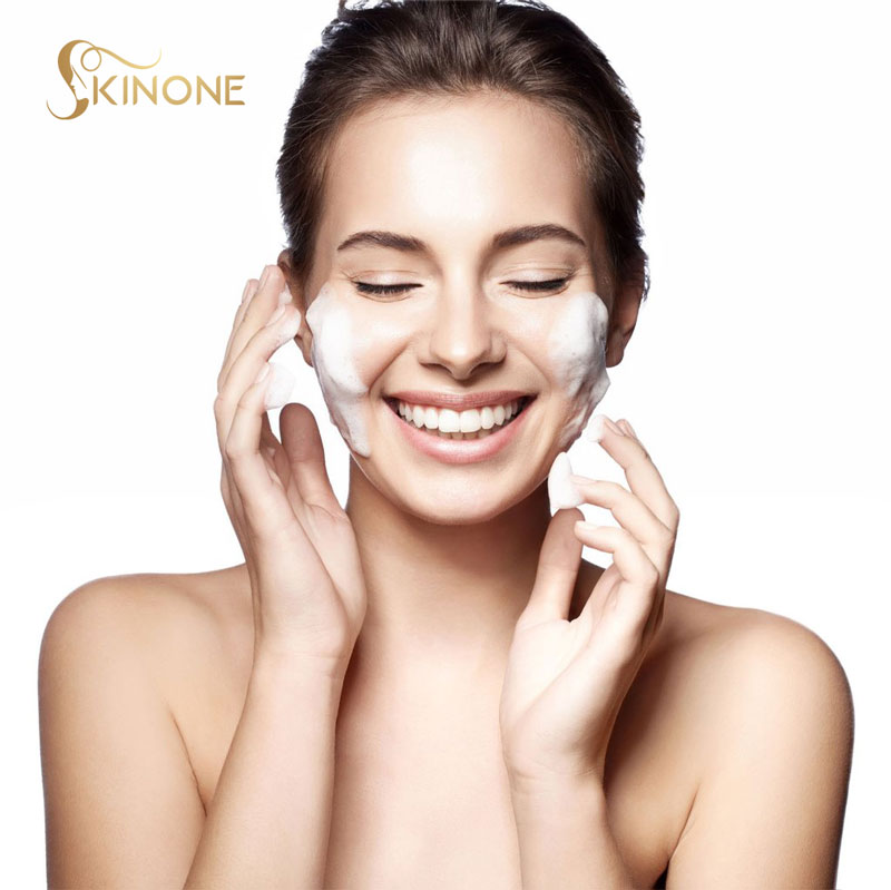 Sữa rửa mặt giúp làm sạch da, hạn chế nguy cơ nổi mụn, se khít lỗ chân lông và cân bằng độ ẩm.