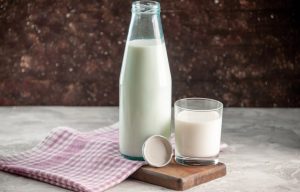 Chất đạm trong sữa dễ khiến hormone IGF- 1 tăng lên, gây nên mụn