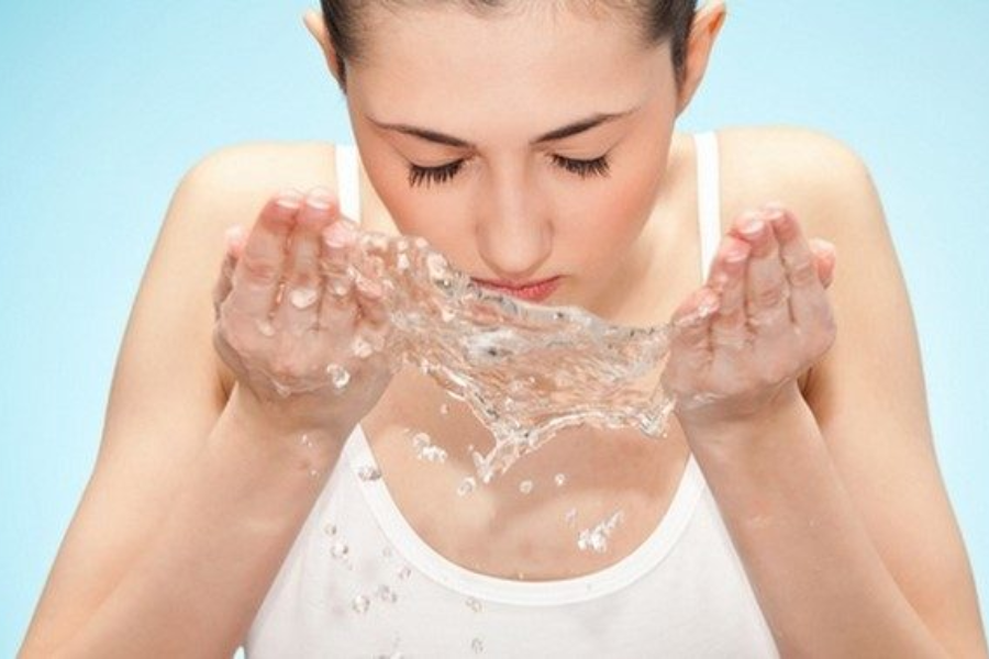 Sau khi tiêm HA nên rửa mặt bằng nước sạch để hạn chế nhiễm trùng